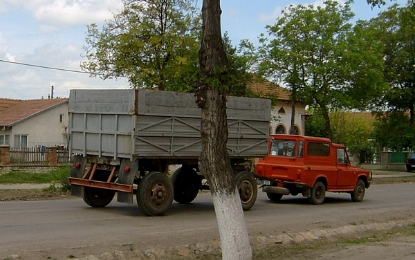 ARO mit Anhänger gross.jpg